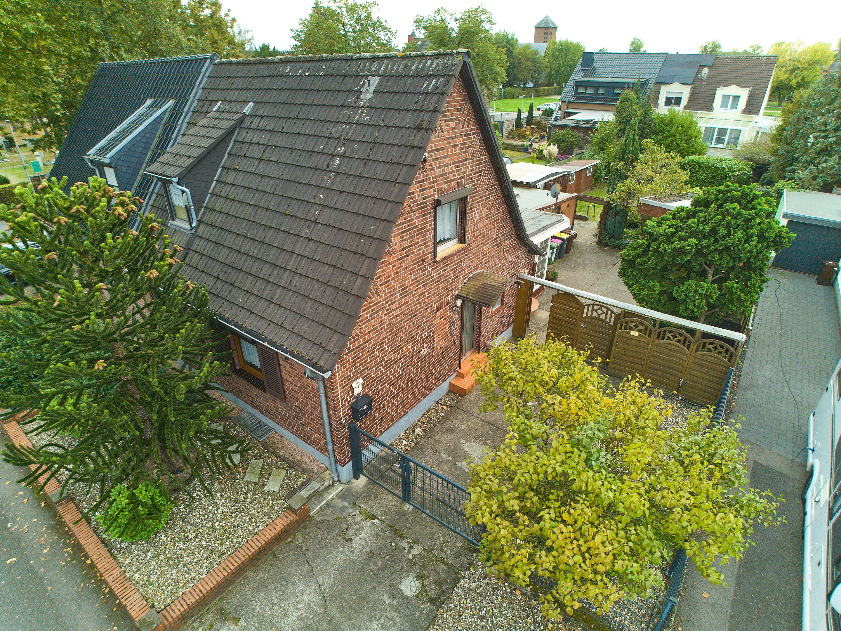 Doppelhaushälfte in Dormagen-Delhoven – viel Potenzial auf großzügigem 613 m²-Grundstück in Dormagen-Delhoven